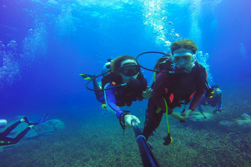 Scuba divers doing underwater photography